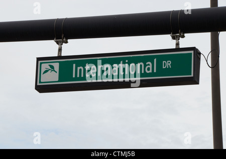 International Drive Straßenschild von Ampeln, Orlando Florida USA hängen Stockfoto