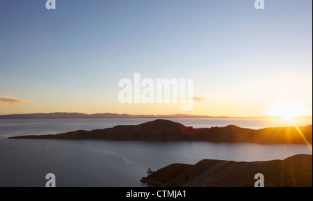 Sonnenuntergang über Isla del Sol und Titicaca-See, Copacabana, Bolivien, Südamerika Stockfoto