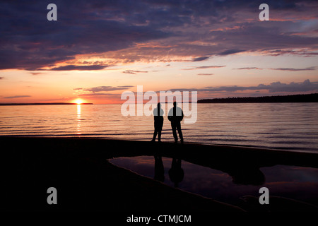 Paar Silhouette bei Sonnenuntergang am Ufer von Lake Superior, Lake Superior, Michigan, USA Stockfoto