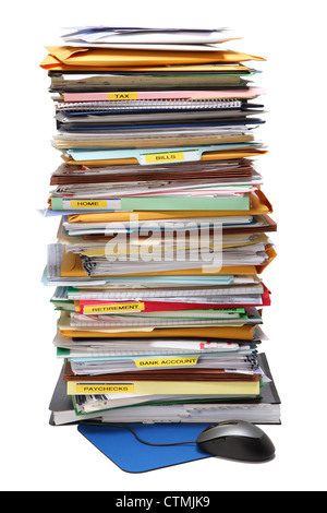 Ein sehr hohen Stapel Papiere in Farbe Folders. Eine Computer-Maus und Pad an der Unterseite. Stockfoto