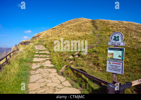 National Trust Zeichen auf dem Weg zum Gipfel von Mam Tor im Peak District Nationalpark Derbyshire England UK Stockfoto