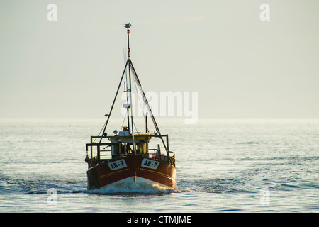 Eine kleine Küstenfischerei Boot Wiedereinstieg in den Hafen, Aberystwyth, Ceredigion Wales UK Stockfoto