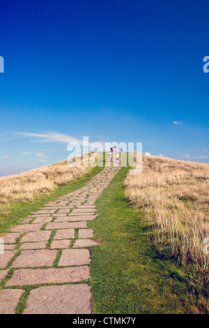 Wanderer auf dem reparierten Fußweg zum Mam Tor Gipfel im Peak District Nationalpark Derbyshire England UK Stockfoto