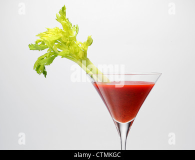 Ein roter Gemüsesaft in einem stemmed Glas mit Gemüsebeilage. Stange Sellerie Stockfoto