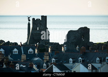 Das Schloss und Krieg Memorial, Aberystwyth Ceredigion Wales UK, Stockfoto