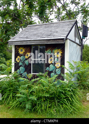 Bemalter Gartenschuppen mit Sonnenblumen im Gemeinschaftsgarten, Yarmouth Maine, USA Stockfoto