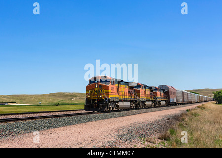 Ein 2km langer Güterzug im ländlichen Nebraska neben den westlichen Teil der NE 2, Nebraska, USA Stockfoto