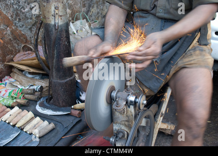 Mann Schärfen eines Messers mit einem mechanischen Rechner - Mumbai, Maharashtra Stockfoto