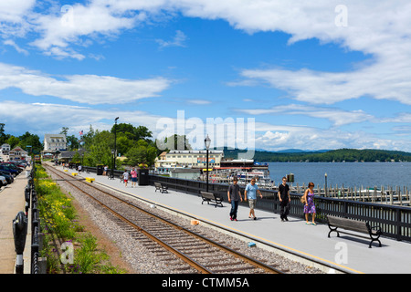 Lakeside Eisenbahn und Promenade in Wehre Strand am See Winnipesaukee, Seen, New Hampshire, USA Stockfoto