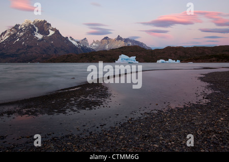 Blick über den Lago Grey Cuernos del Paine, Torres del Paine Nationalpark, Patagonien, Chile Stockfoto