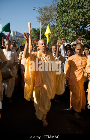 Hare-Krishna-Guru Radhanath Swami führt eine Springprozession von Anhängern in Mumbai, Indien Stockfoto