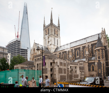 Der Shard Wolkenkratzer neben Southwark Cathedral Stockfoto