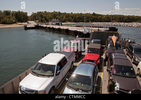 Eine Autofähre am Lake Michigan verlässt das Dock in Door County, Wisconsin. Stockfoto