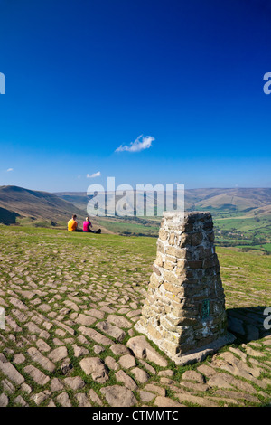 Vale Edale und Kinder Scout vom Gipfel des Mam Tor im Peak District Nationalpark Derbyshire England UK Stockfoto