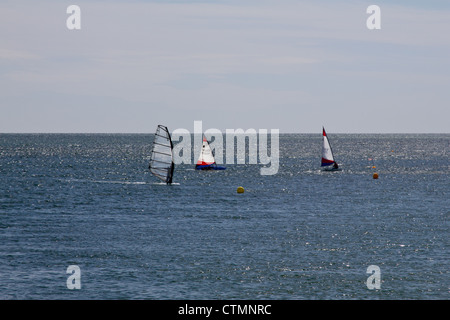 Windsurfen auf eine schimmernde Meer bei Aberdyfi, Nord-Wales Stockfoto