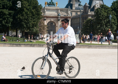Paris, Frankreich - ein jüdischer Kerl Reiten Fahrrad Stockfoto