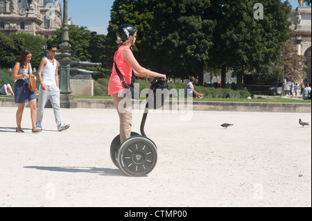 Paris, Frankreich - Frau auf einem Segway Stockfoto