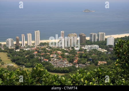 Favela Vila Canoa (Slums) neben einem Golfplatz, teure Häuser und Eigentumswohnung Türme in Sao Conrado, Rio De Janeiro, Brasilien Stockfoto