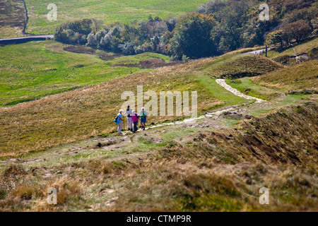 Wanderer auf dem Weg zum Gipfel des Mam Tor im Peak District Nationalpark Derbyshire England UK Stockfoto