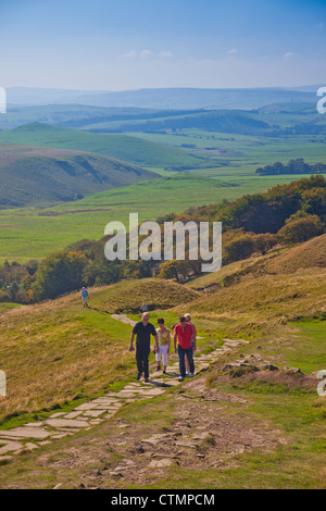 Wanderer auf dem Weg zum Gipfel des Mam Tor im Peak District Nationalpark Derbyshire England UK Stockfoto