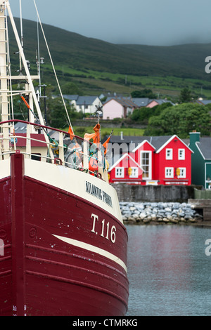 Ein Boot in der Stadt Dingle Harbour. Halbinsel Dingle, Kerry, Irland. Stockfoto