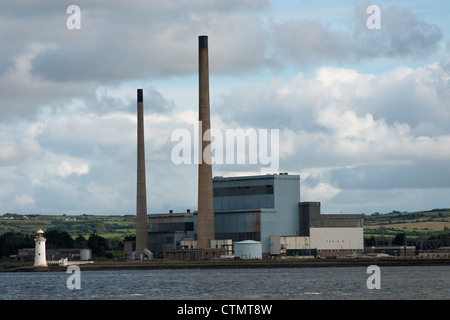 Tarbert Kraftwerk an der Mündung des Flusses Shannon, County Kerry, Irland. Öl betriebene Kraftwerk Strom. Stockfoto