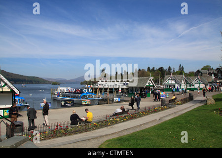 Lake Windermere mit Kreuzfahrtschiffe und Touristen Stockfoto