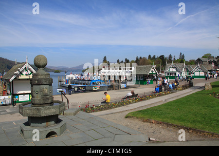 Lake Windermere mit Kreuzfahrtschiffe und Touristen Stockfoto