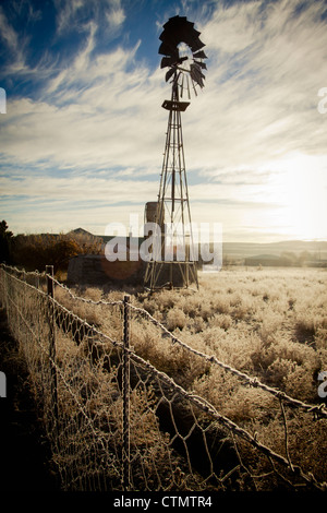 Die Silhouette einer Windmühle Formen vor blauem Himmel, Sutherland, große Karoo, Groot Karoo nördlichen Kapprovinz, Südafrika Stockfoto