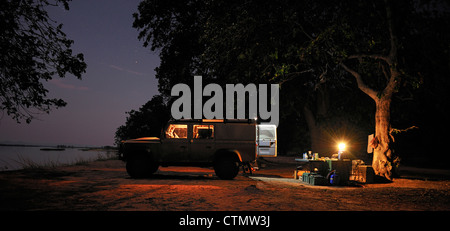 Geländewagen und Abend Campingplatz neben dem Sambesi, Mana Pools, Sambesi-Tal, Simbabwe Stockfoto