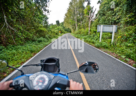 Egoperspektive Person Motorroller durch Wald in Pai, Nord-Thailand, Thailand. Stockfoto