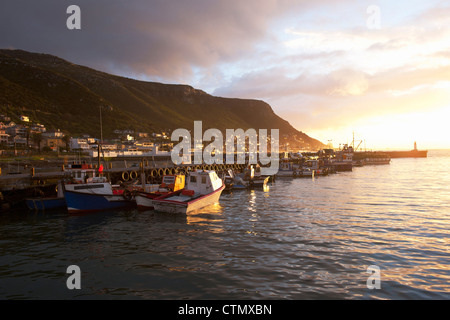 Kalk Bay, ein idyllisches Fischerdorf befindet sich in der False Bay an der Küste von Western Cape, Cape Town, Südafrika Stockfoto