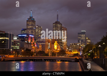 Melbourne Australien Southbank Stadtbild Skyline bei Nacht, Cit Lichter, Blick über den Yarra River zeigen Queenbridge Straße Stockfoto