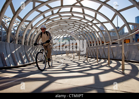 Melbourne-Webb-Brücke über den Yarra River, Hafen Docklands in Victoria Australien Radfahrer Pfad Radtour. mit Web-Muster. Stockfoto