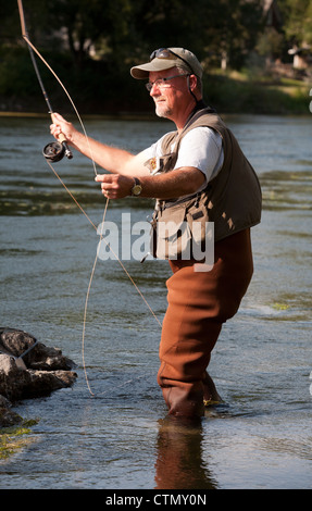 Ein Fischer-Fliegenfischen auf Forellen in den Missouri River Stockfoto