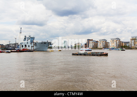 HMS Ocean vor Anker in Greenwich mit der City of London hinter ihr Stockfoto