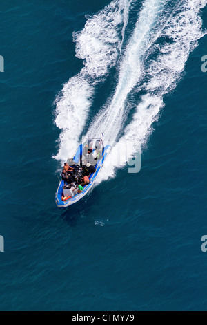 Tauchboot mit Tauchern in Sodwana Bay, Kwa Zulu Natal, Südafrika Stockfoto