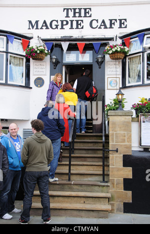 Menschen, die Schlange, die Magpie Cafe, Whitby, North Yorkshire, England, UK Stockfoto