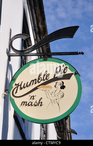 Melden Sie für Humble Pie n Brei Shop, Whitby, North Yorkshire, England, UK Stockfoto