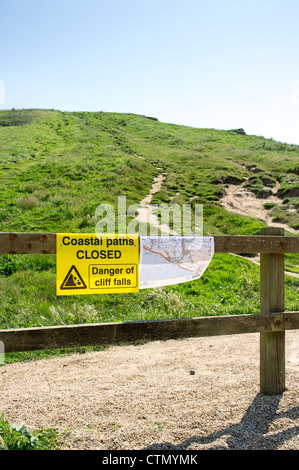 Küste von Dorset Weg West Bay Bridport Abschnitt geschlossen wegen Klippe fällt Stockfoto