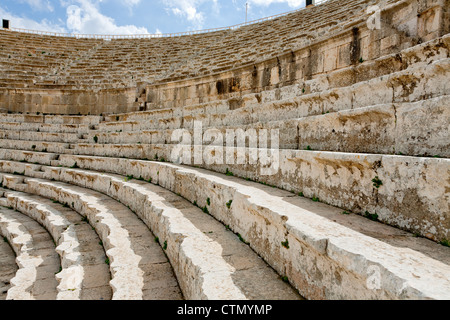 Steinsitze in antiken großen Süden Theater, Jerash in Jordanien Stockfoto