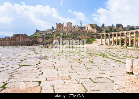 Kolonnade auf das ovale Forum Romanum in der antiken Stadt Jerash in Jordanien Stockfoto