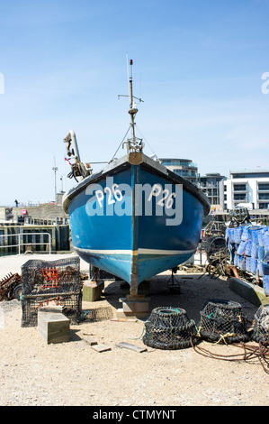 Angelboot/Fischerboot auf dem Festland in West Bay Dorset UK Stockfoto