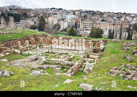 Panorama der antiken Stadt Gerasa und moderne Jerash, Jordanien Stockfoto