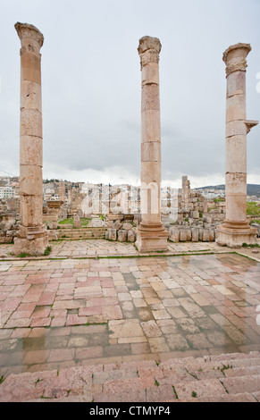Blick durch antike Artemis-Tempel in der antiken Stadt Gerasa, moderne Jerash, Jordanien Stockfoto