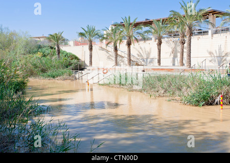 Blick auf Fluss Jordan und Israel Bank in Taufstätte Stockfoto