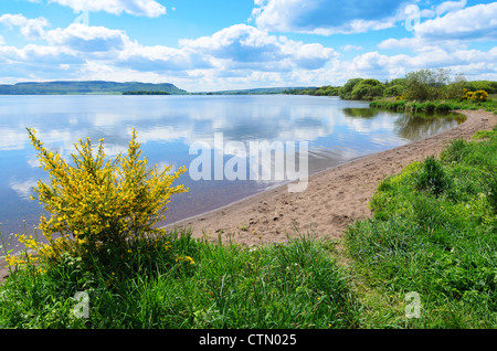 Blick vom Ufer des Loch Leven (Loch Lìobhann) in Perth und Kinross Schottland. Stockfoto