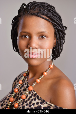 Porträt eines jungen afrikanischen Frau mit Perlen, Observatory, Kapstadt Stockfoto