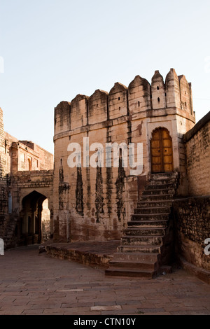Eines der sieben Tore des Mehrangarh Fort in Jodhpur Stockfoto