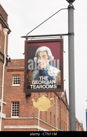 Pub wie Schild über der georgischen Tee Zimmer Portsmouth Historic Dockyard Hampshire UK Stockfoto